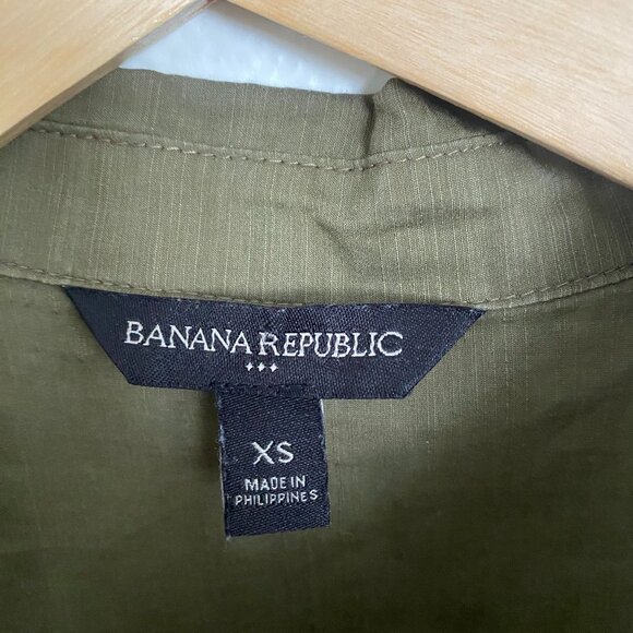 Banana Republic | Sleeveless Double Pocket Olive Button Up Shirt, Size XS - Picture 7 of 7